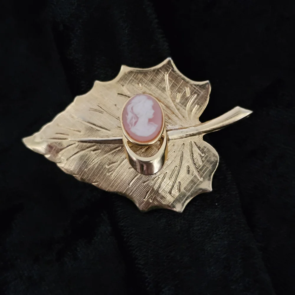 Gold Leaf Cameo Brooch - Picture 2 of 9
